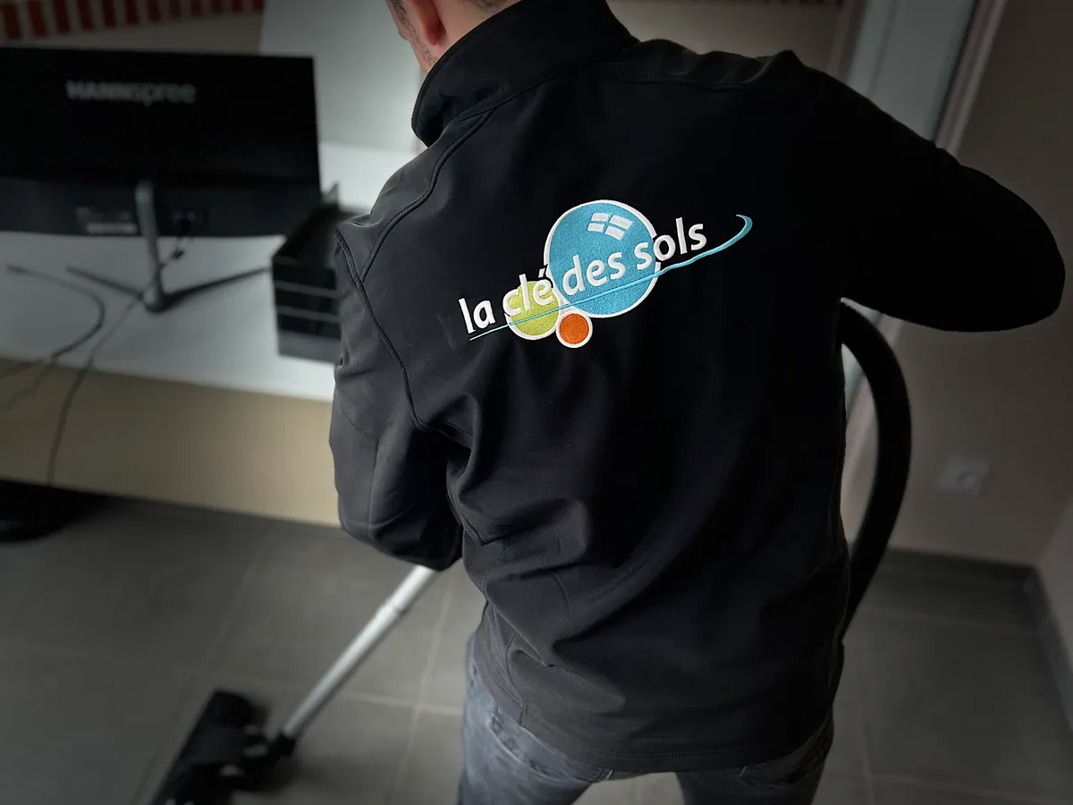 Agents La clé des sols assurant l'entretien régulier de locaux professionnels