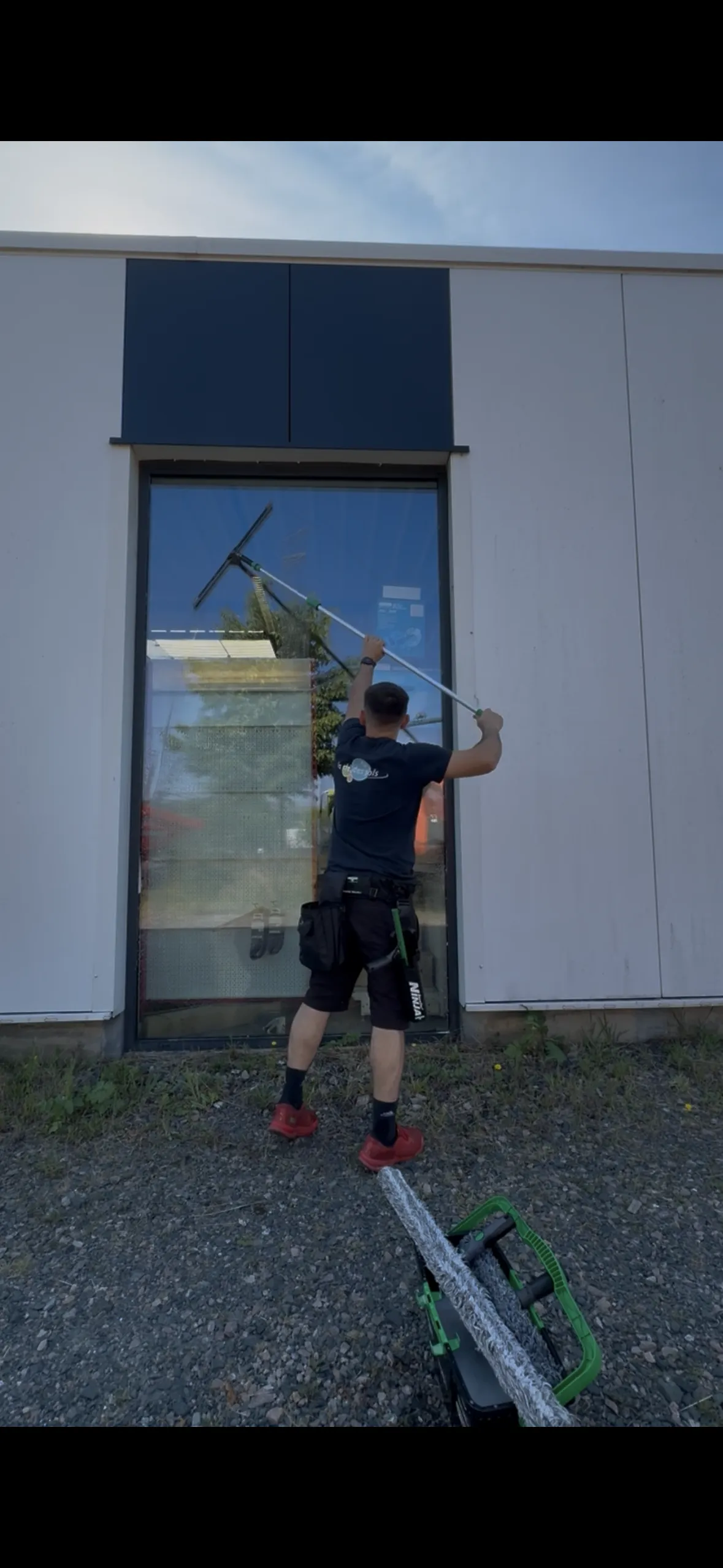 Intervention de nettoyage de vitres sur bâtiment professionnel
