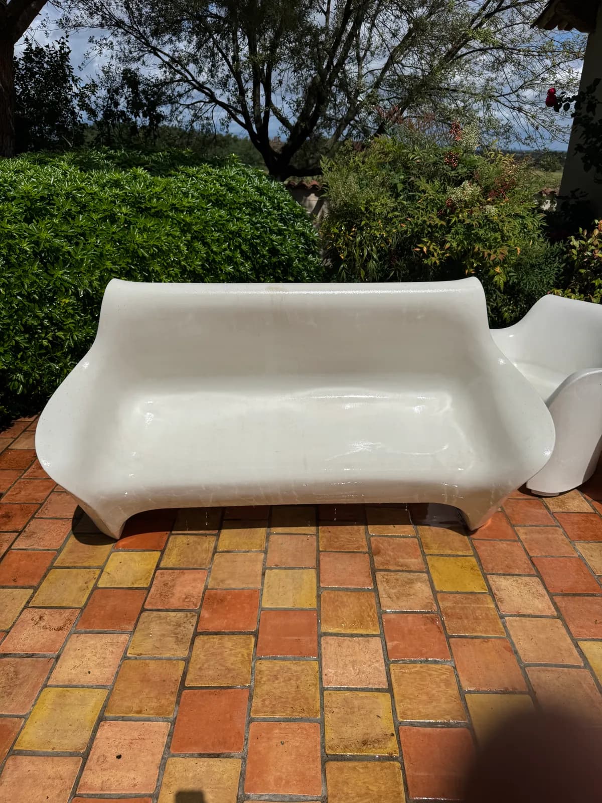 Banc de jardin en résine blanche redevenu impeccable après nettoyage