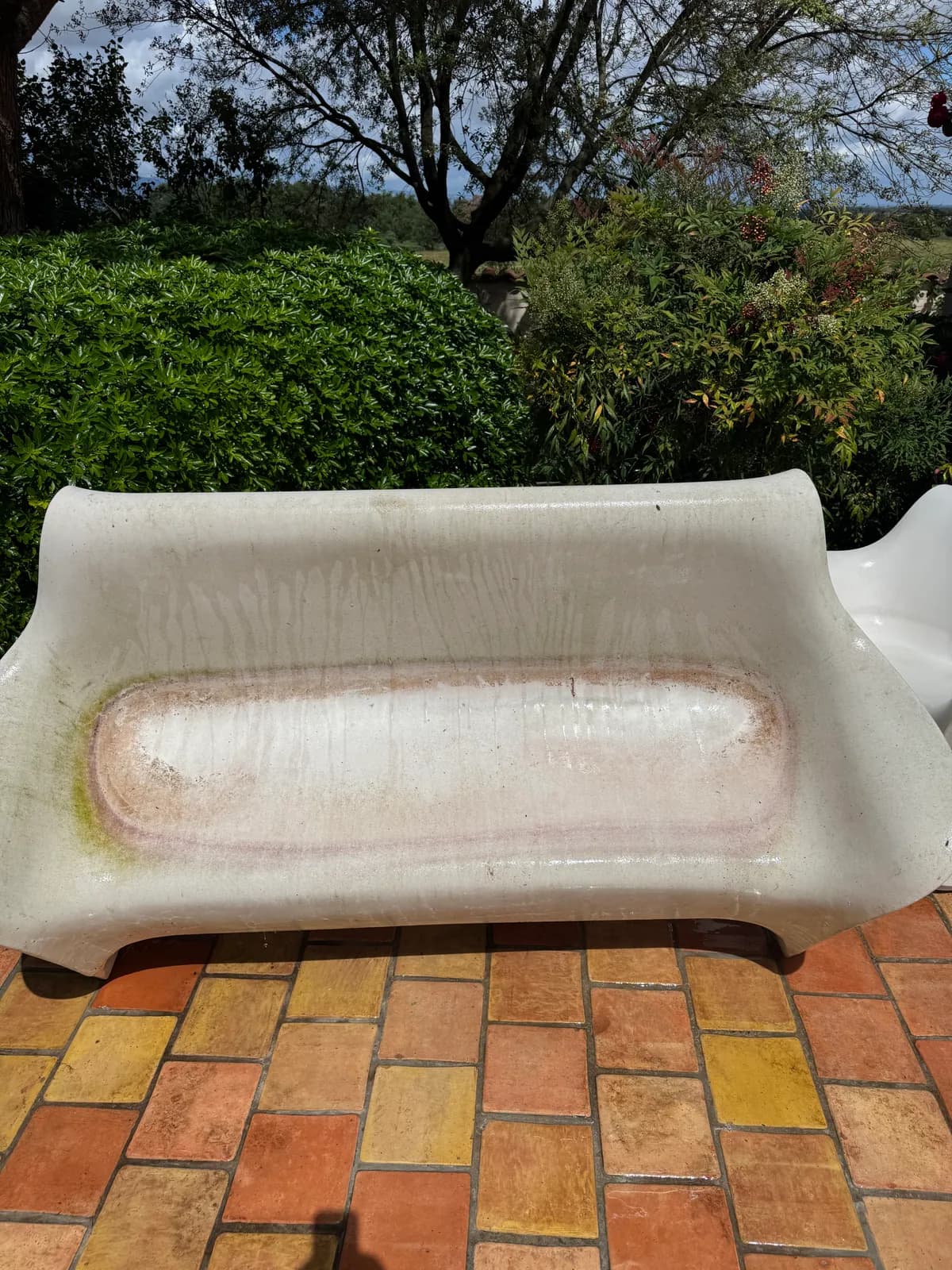 Banc de jardin en résine blanche encrassé avant nettoyage