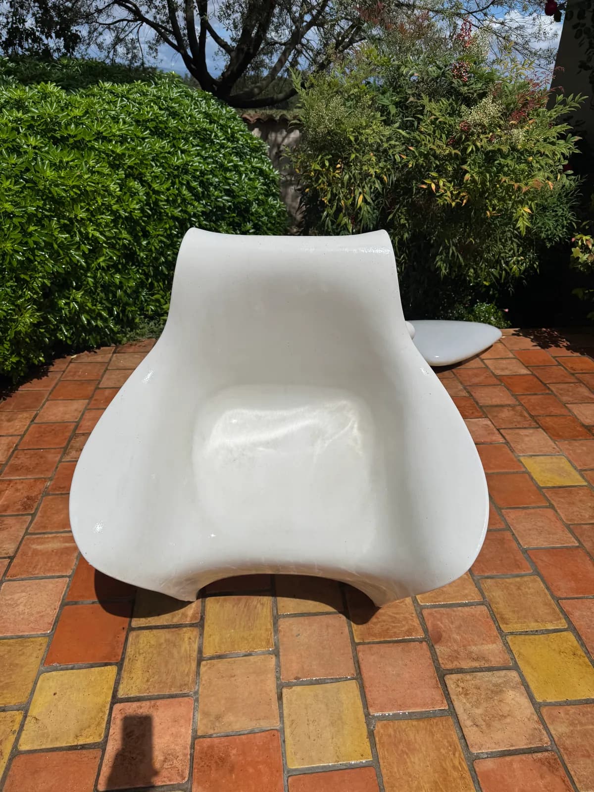 Fauteuil de jardin blanc propre et éclatant après nettoyage