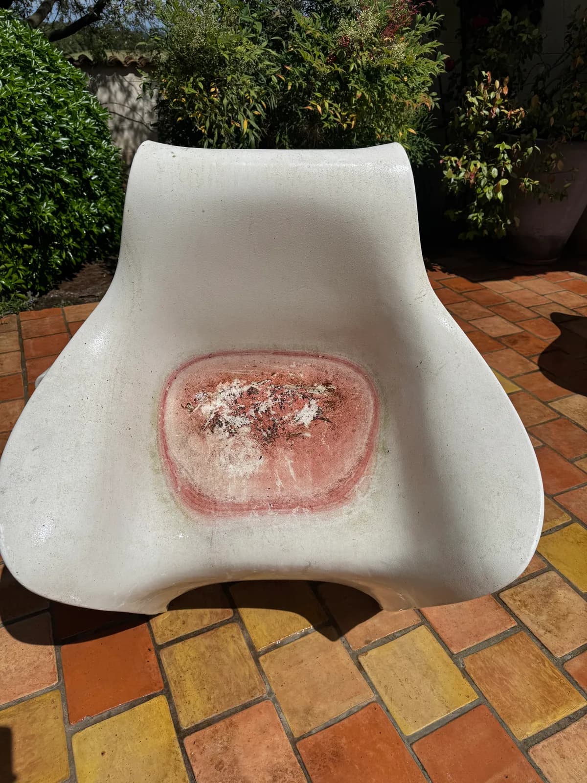 Fauteuil de jardin blanc taché et encrassé avant nettoyage